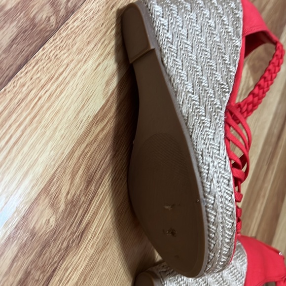 Size 7 Steve Madden coral wedges. Barely worn. - Picture 2 of 5